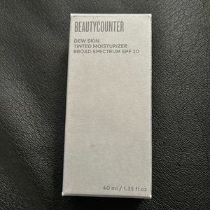 Beautycounter Dew Skin Tinted Moisturizer Broad Spectrum SPF 20 New in box